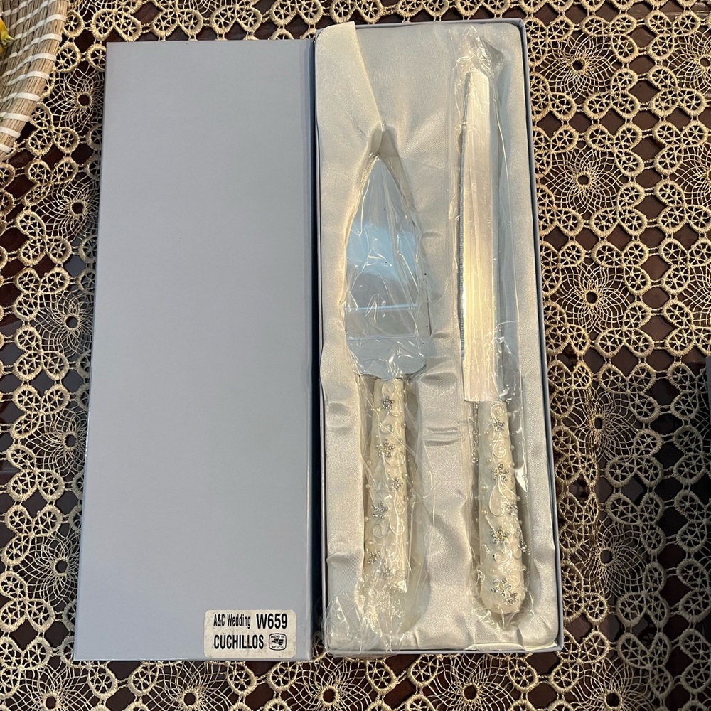 Wedding cake serving spatula and knife - Chucillos NEVER USED BRAND NEW